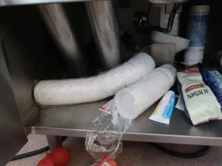 Rustfri stålbord med indhold (espressomaskine medfølger ikke)