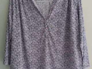 Sød bluse, brystmål 120 cm