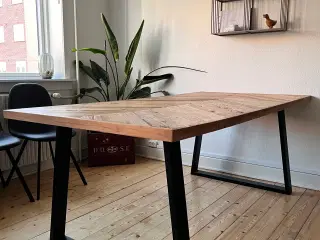 Spisebord med sildebens mønster 🪵