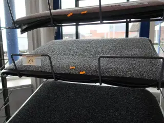 Hylde med dørmåtter