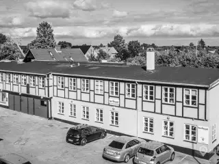 Kontorhotel med fælles mødelokaler, WiFi og parkeringspladser i Storkøbenhavn.