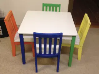 Børnebord og 4 stole