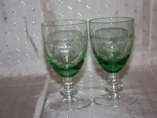 2 grøn glas med vindrueranker