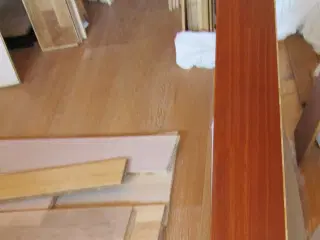 TRÆGULV, MØRK GYLDEN