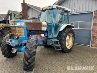 Traktor Ford 8210