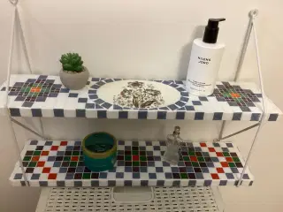 Mosaik hylde.