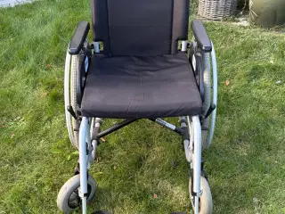 Velholdt letvægtskørestol (aluminium) - 2.500 kr.