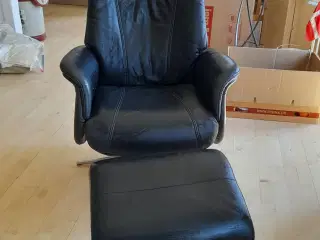 Lænestol med skammel, sort læder