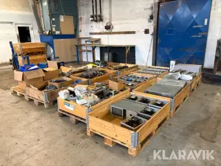 Samlet lot med komponenter til blæsemaskiner til plastindustrien - 12 paller