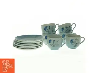 Porcelæn kaffesæt med blomstermotiv, Blå kornblomst, Demeter fra Bing Og Grøndahl (str. Diameter 13,5 cm h 7 cm)