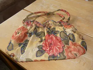 taske med blomster og perler