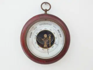 Fint gammelt barometer i mahogni trækasse.