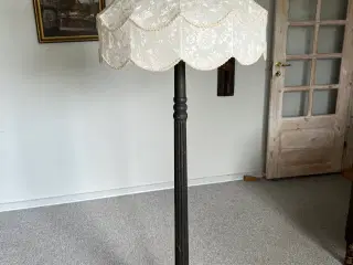 Standerlampe i træ