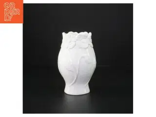 Hvid vase med blomsterdetaljer (str. 16 cm)
