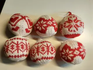 6 stk strikkede julekugler.