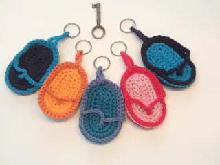 Nøglering, sandal, blå, rød, orange