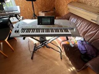 Yamaha Tyros 2 keyboard