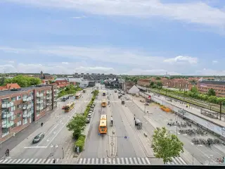 Penthouse kontorlejemål med egen tagterrasse ved Glostrup Station – adgang til fælles kantine