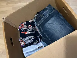 Flyttekasse fyldt med herretøj 