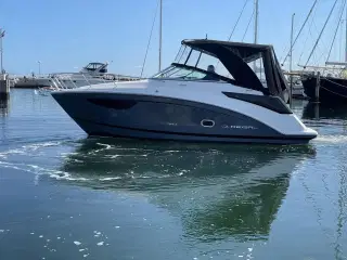 Regal 26 Express Cruiser