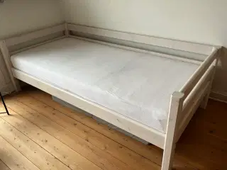 FLEXA kvalitets børne/juniorseng i hvid bøg.