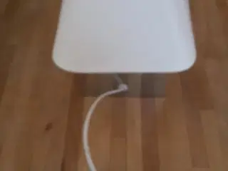 Bordlampe i blank metal