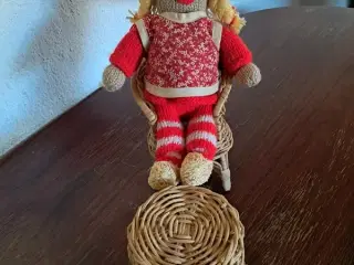 Nisse med bord og stol