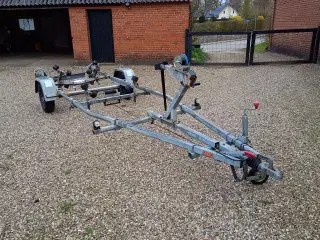 Bådtrailer m. bremser til 15 - 17 fods båd