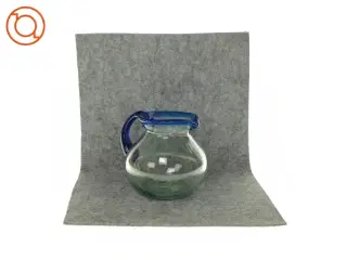 Kande i glas med blå detaljer