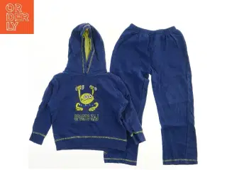 Sportsdragt med hættetrøje og bukser fra Kaj Og Andrea (str. 116)