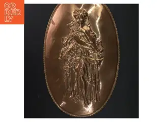 Kobberrelief med kvindefigur (str. 37 x 23 cm. hul)