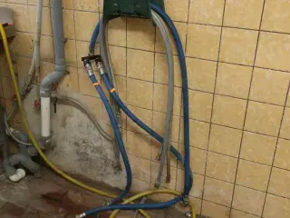 Ophæng til vandslanger samt slanger