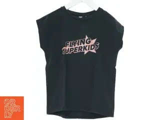 T-shirt med &#39;Flying Superkids&#39; print fra Hummel (str. 128)