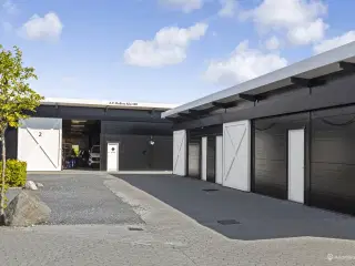 Meget indbydende lager og kontor tæt på lufthavnen