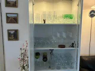 Flot hvid vitrineskab sælges