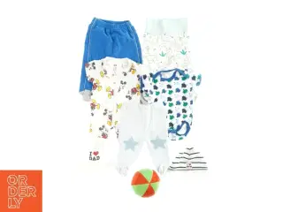 Babytøj, 3 bukser, 2 bodystockings, 2 huer og en bold