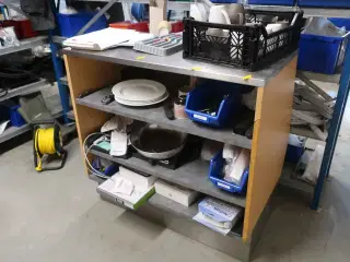Reol med indhold samt kabelrulle