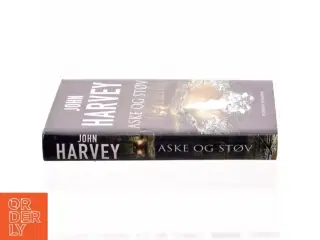 Aske og støv af John Harvey (f. 1938) (Bog)