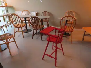 4 stk. cafeborde med stole, samt børnestol og bord