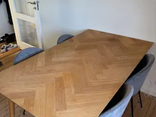 Spisebord i træ med sildebensmønster