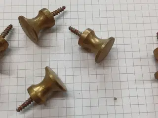 Knob messing