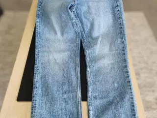 Højtaljede jeans med lige ben 