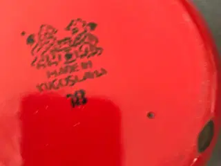 Rød emalje skål