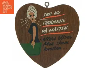 Hjerteformet vægskilt med humoristisk tekst (str. 13 cm)