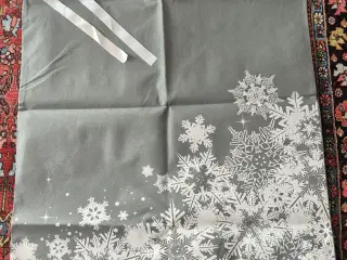 En stor og stilren gavepose/sæk, der er perfekt ti