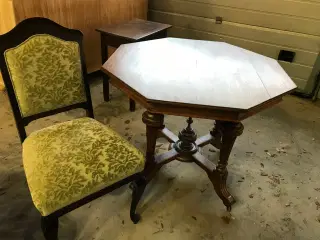 Spisebord med flotte udskæringer m. 4 stole 