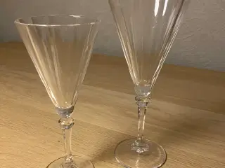 Rødvinsglas og hvidvinsglas