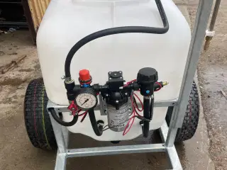 Trailersprøjte med sprøjtebom, 120 liter.