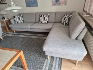 Grå sofa med stol
