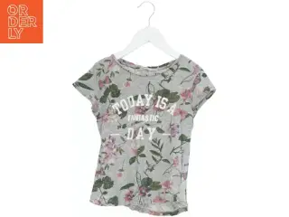 Bluse med blomsterprint fra H&M (str. 140)